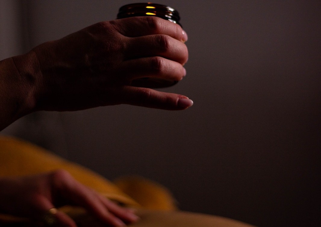 Masaj de relaxare-cu lumanare calda si ulei cald