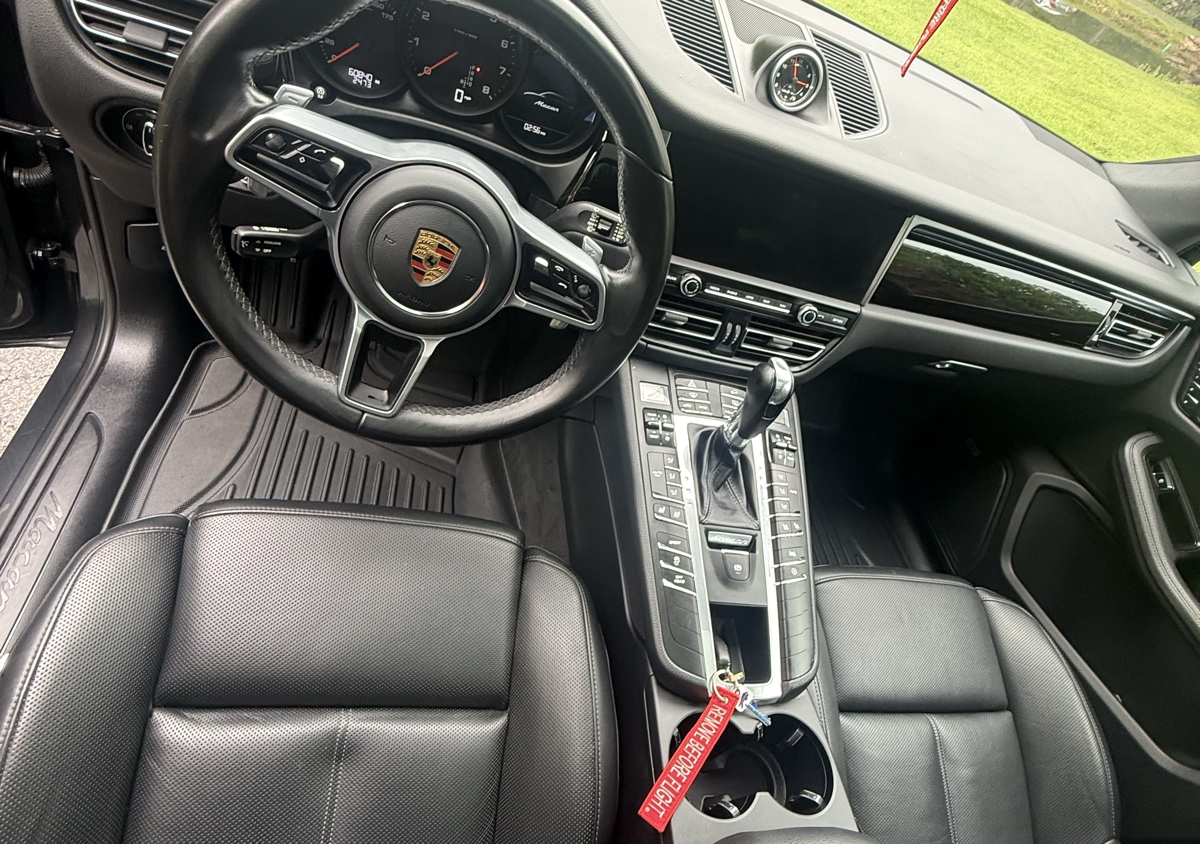2 Row  SUV interior  (1/3)