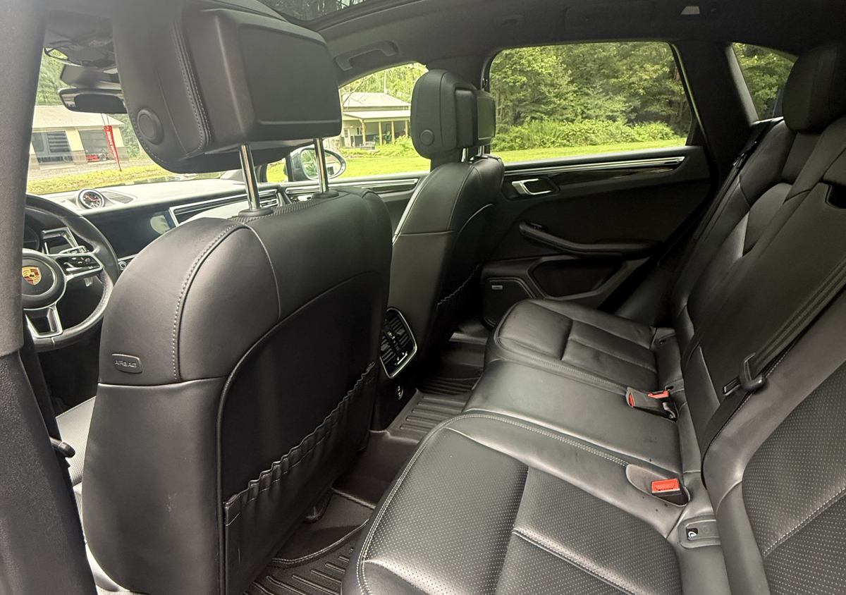 2 Row  SUV interior  (3/3)
