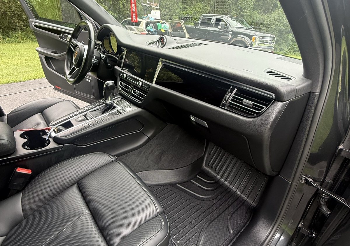 2 Row  SUV interior  (2/3)