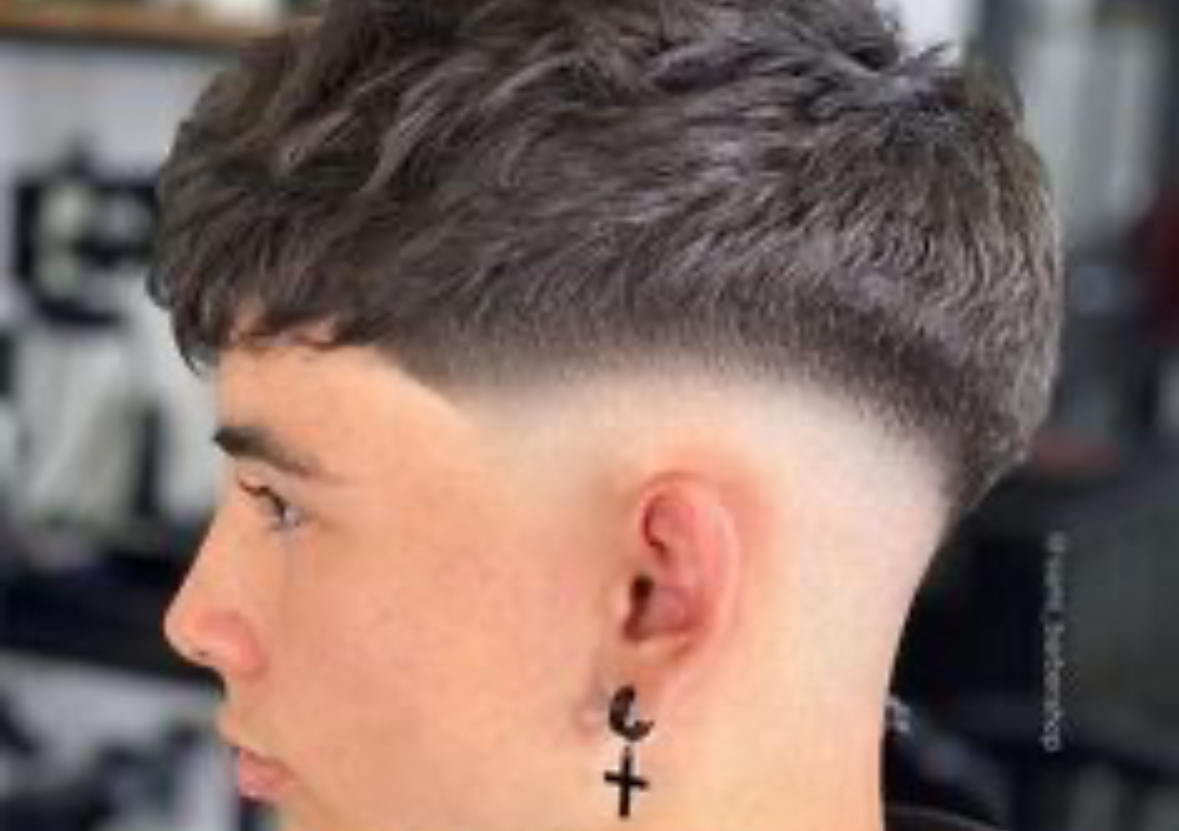 Fades+ Eyebrows (NO beard inclued) Any type of fades: Tapers, Low Fade, Mid-Fade, High Fade, &