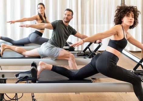 Clase de pilates grupal