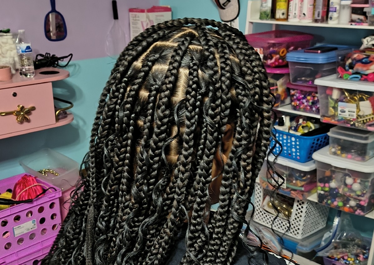  MEDIUM Knotless Braids or Box Braids mid back length. Lower back length add $20. Butt length add $40 - Hair provided 