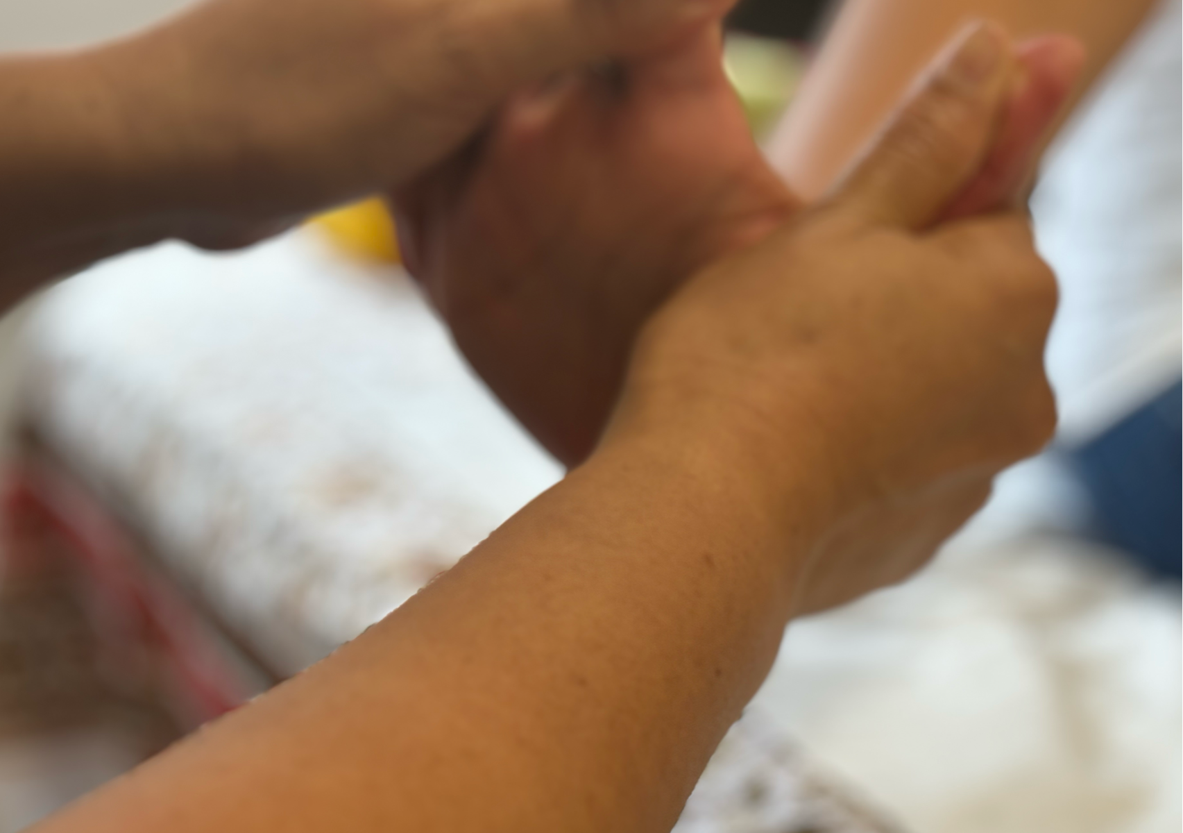 Full body combine with foot massage. Finish with soothing head massage. 