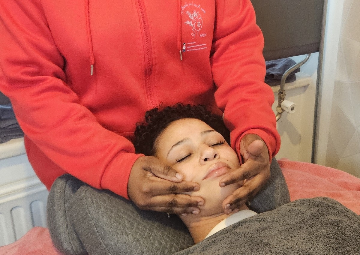 Gezichtsreiniging/ massage 45 min