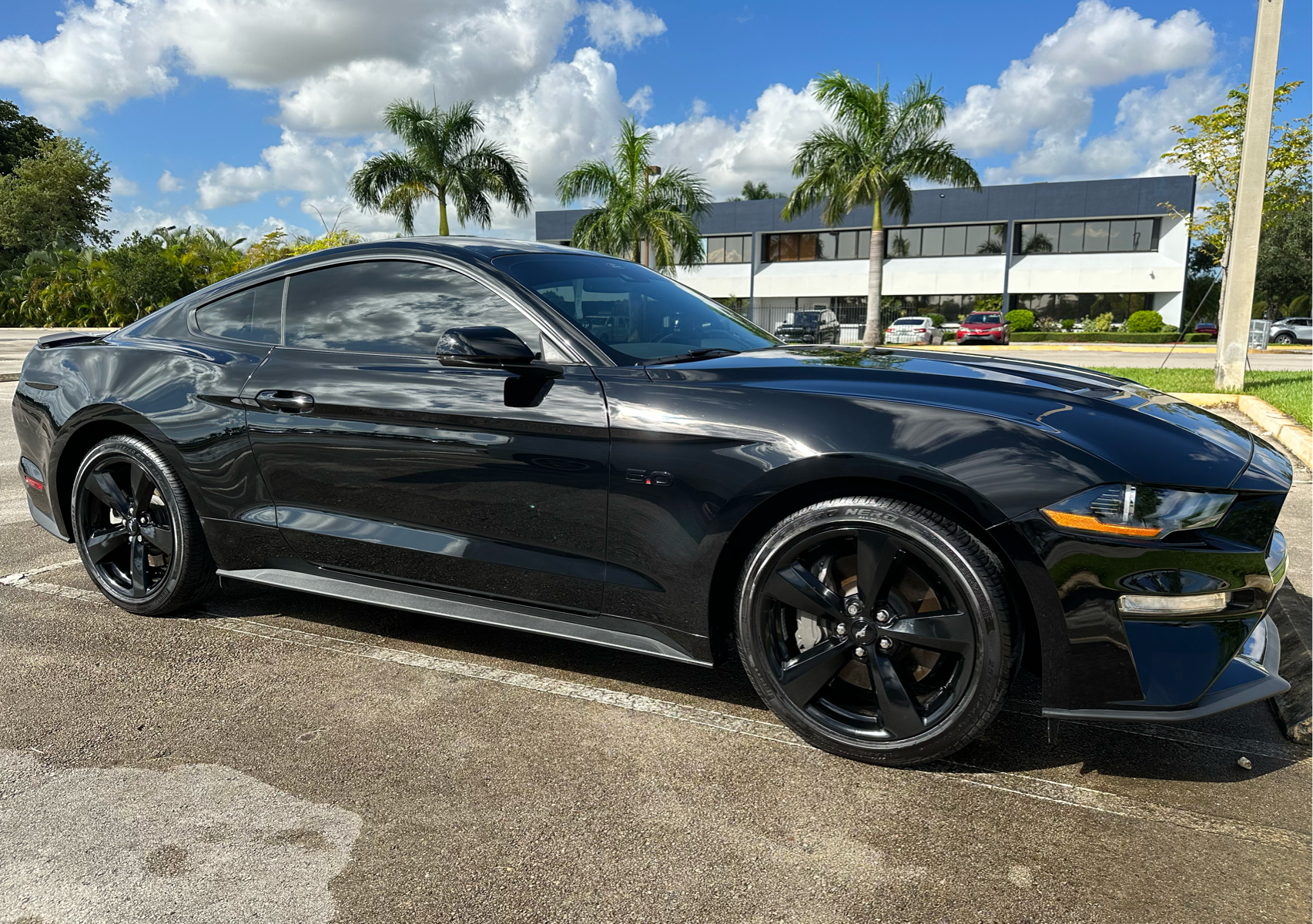 HIGH-GLOSS WASH & WAX SEDAN