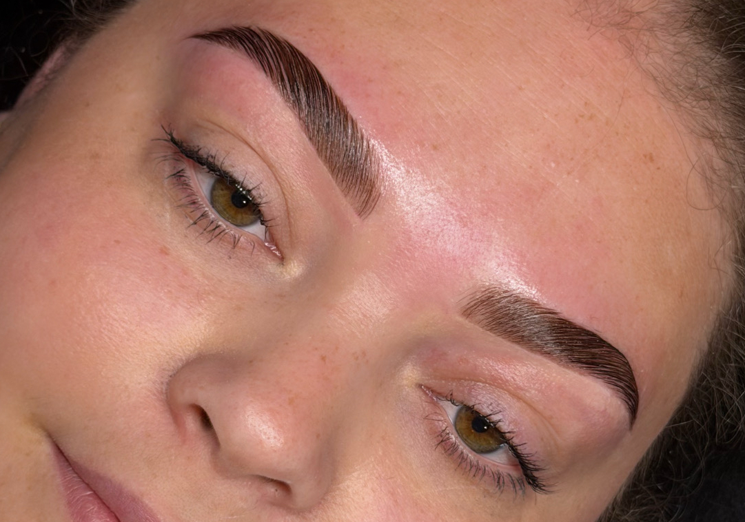 Eyebrow lamination & tint 