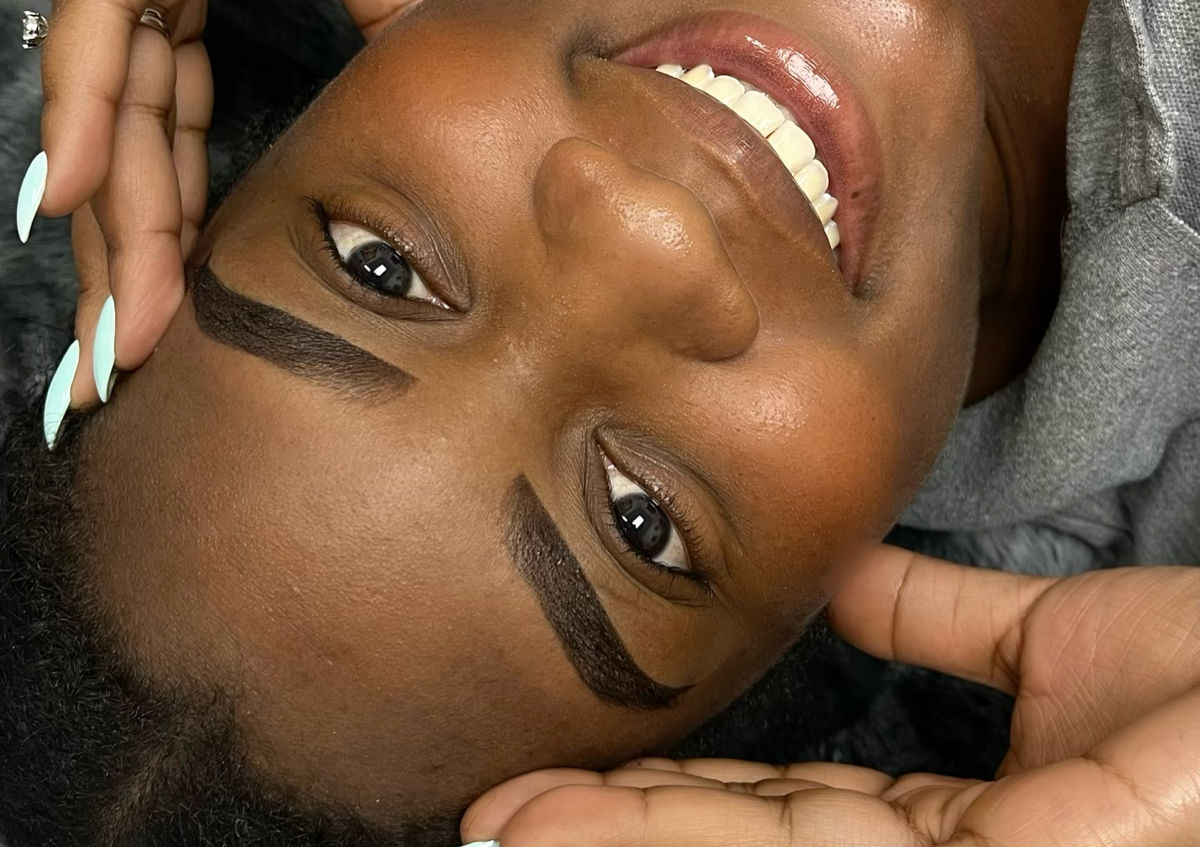 Brow threading and tint/ Diseño y sombreado de cejas.