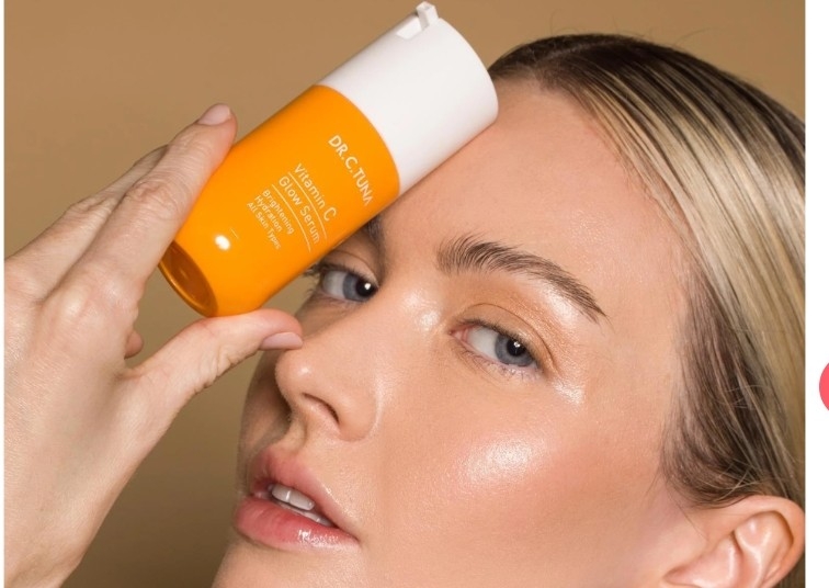 Un suero facial de vitamina C diseñado para iluminar, unificar el tono y rejuvenecer la piel.