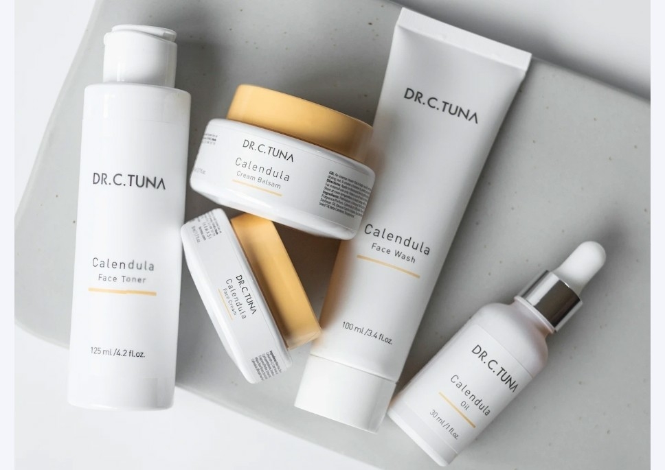 Es la 🌼 serie CALENDULA de Dr. C. Tuna (Farmasi).
Una línea facial calmante y reparadora formulada con caléndula, ideal para piel sensible, irritada o post-tratamientos.