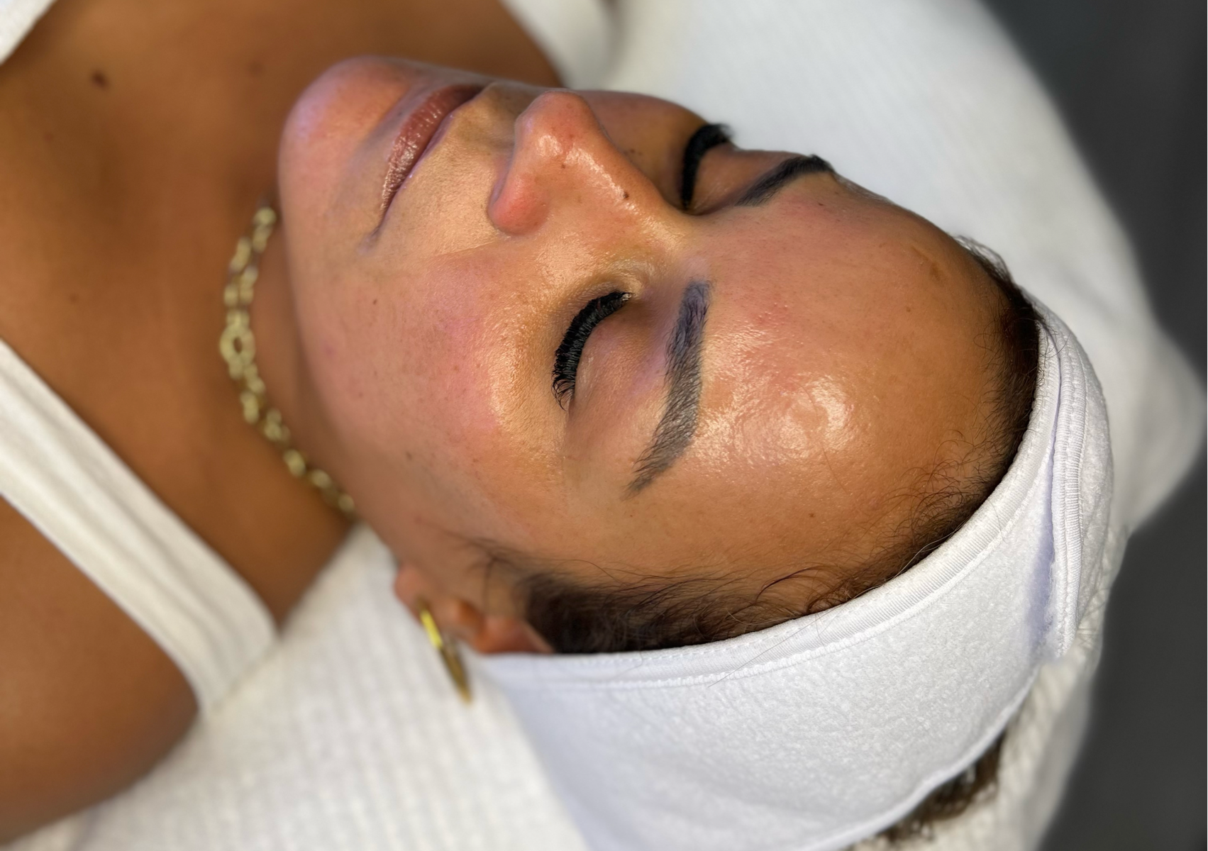 Glowing Treatment + Dermaplane Pro