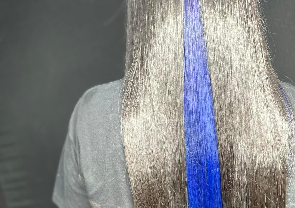 Mitad de cabello azul 