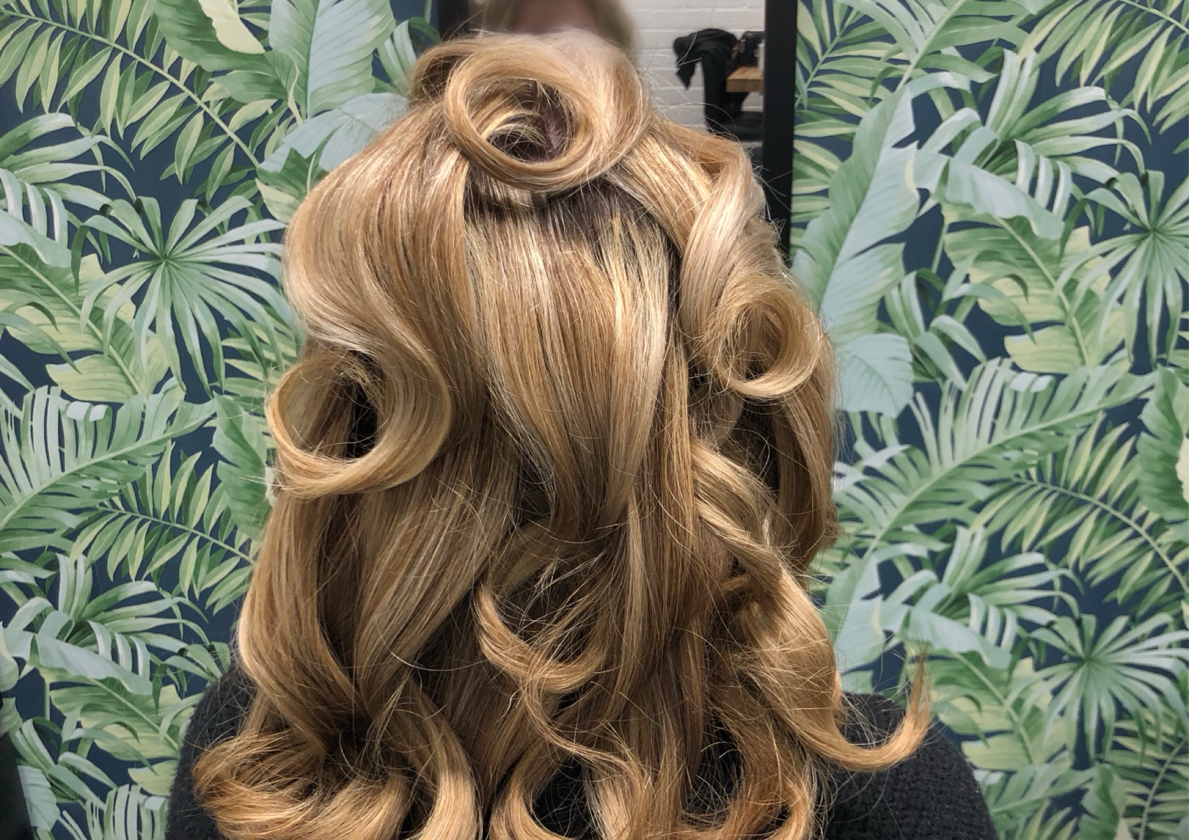 Bouncy blow dry (short-medium hair)
