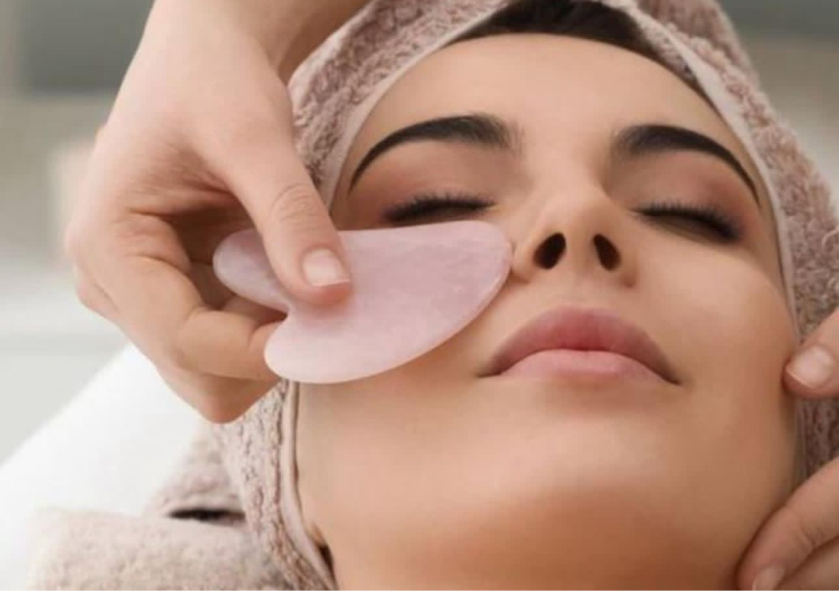 Facial hidratante,  masaje con guasha 