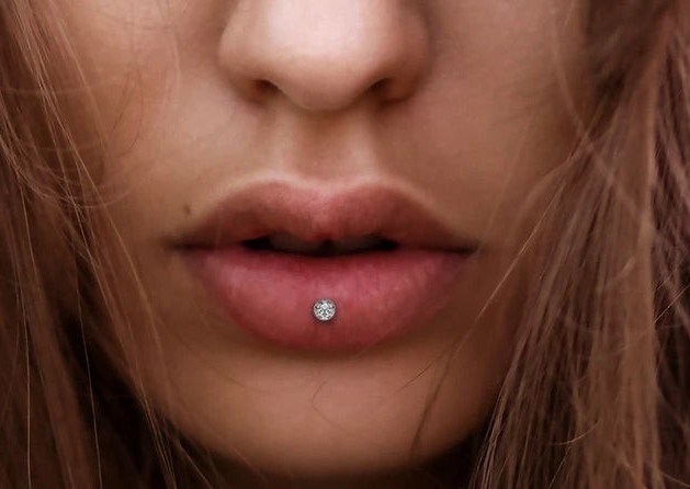 Ashley Piercing (Lip)