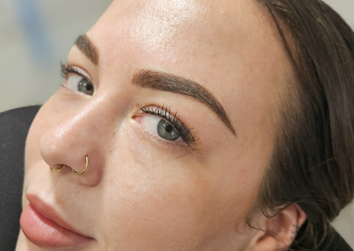 Semi-permanent brows in hairstroke, powder or combination 