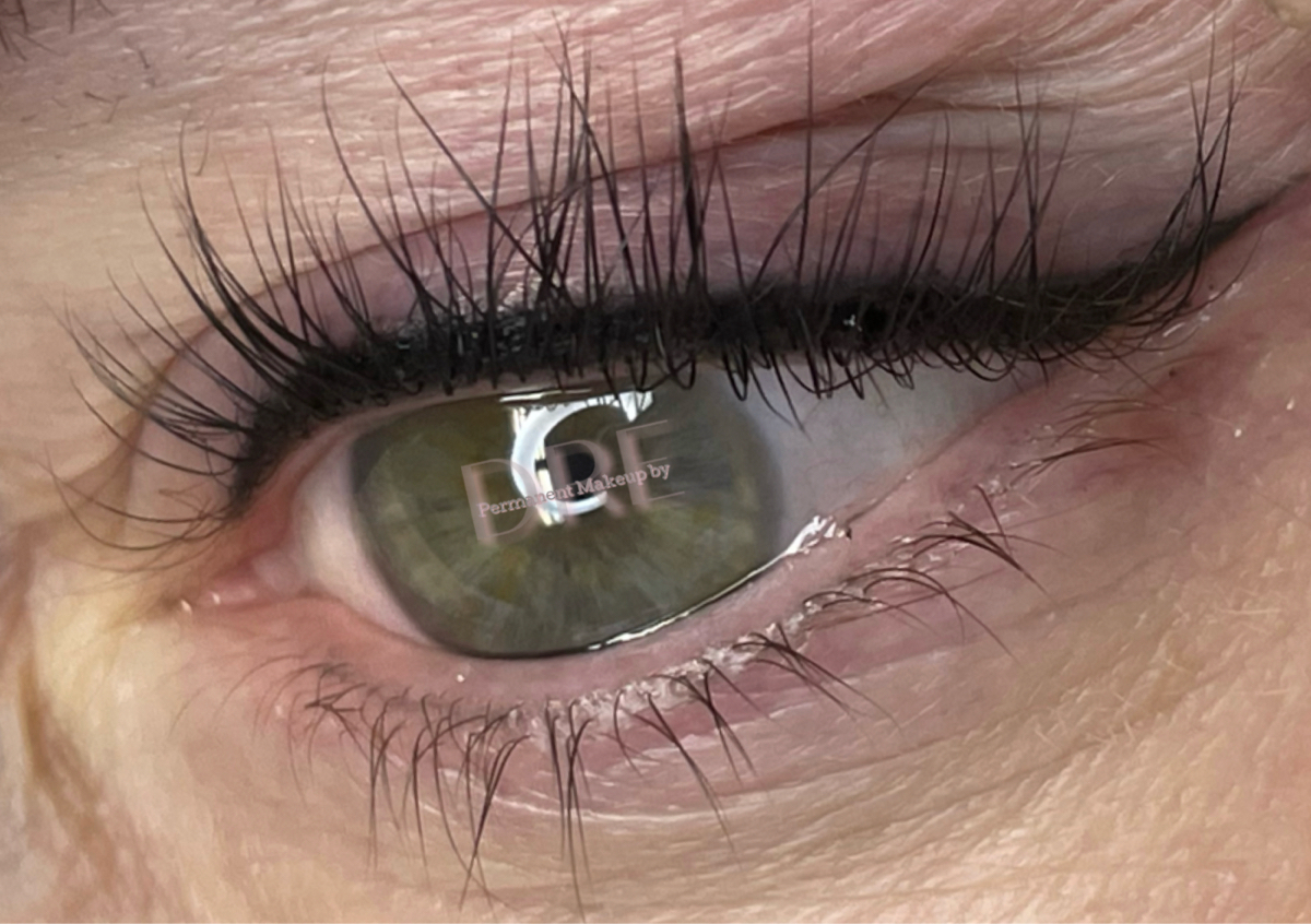 Winged eyeliner 
