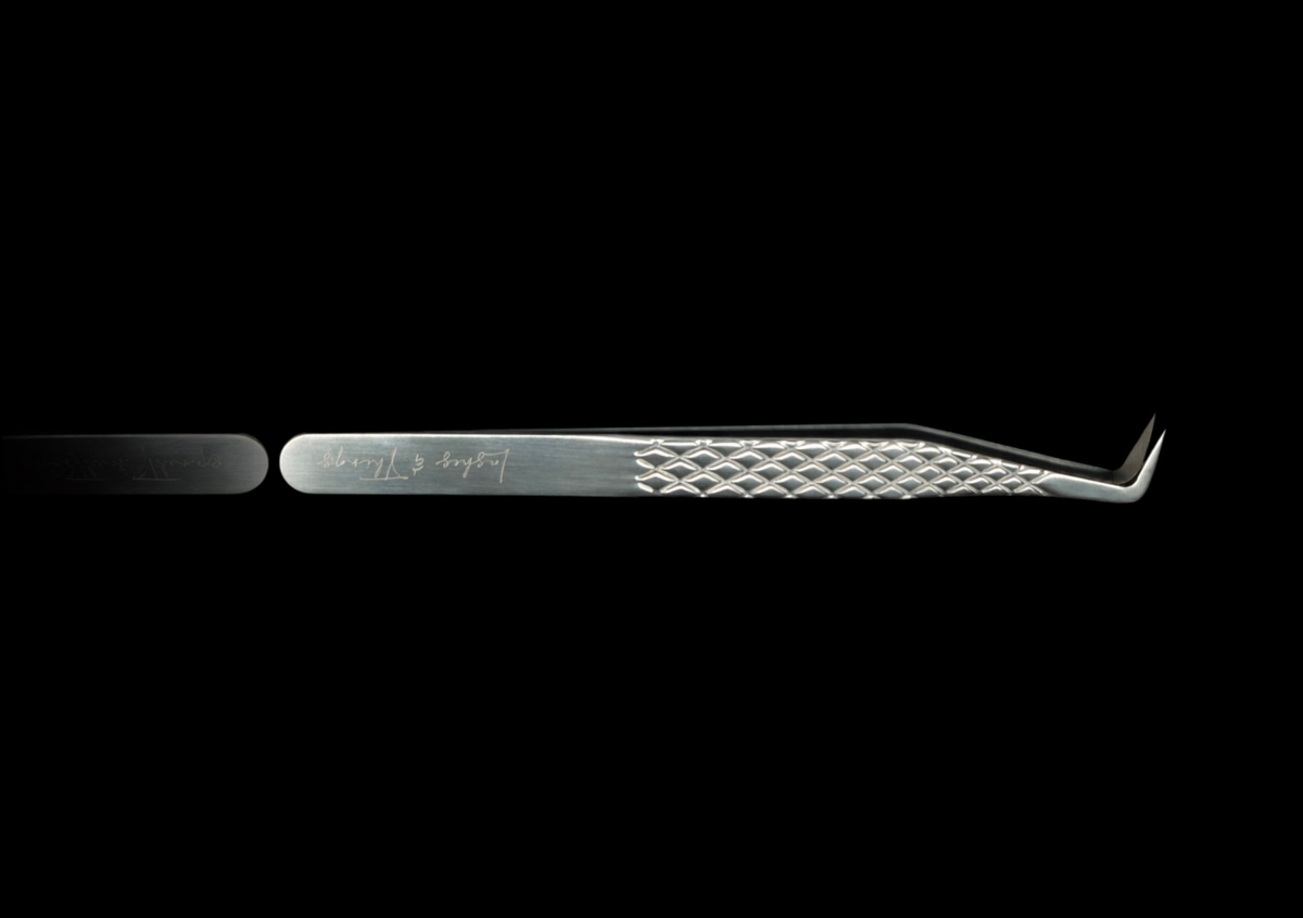 Slanted volume boot tweezer