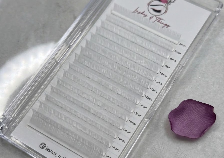 White volume lash extensions