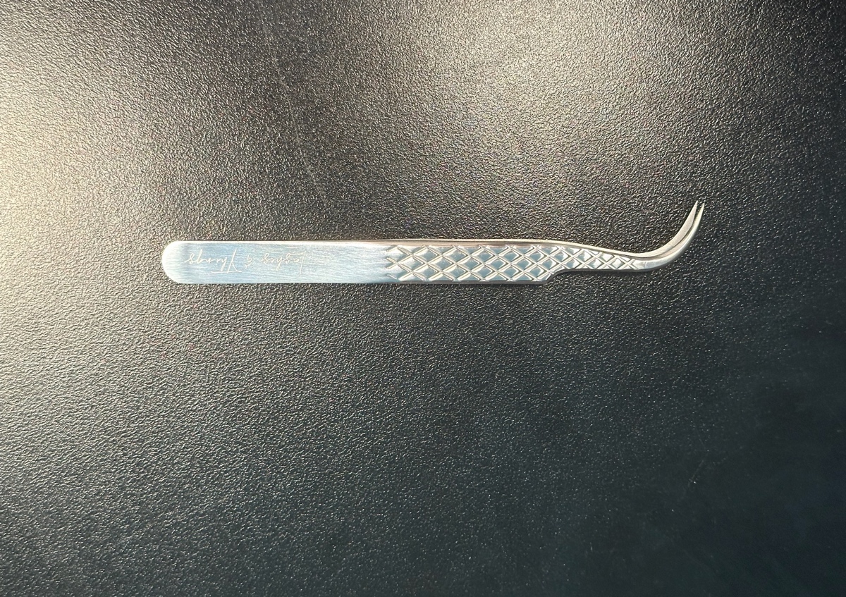 Curved tweezer