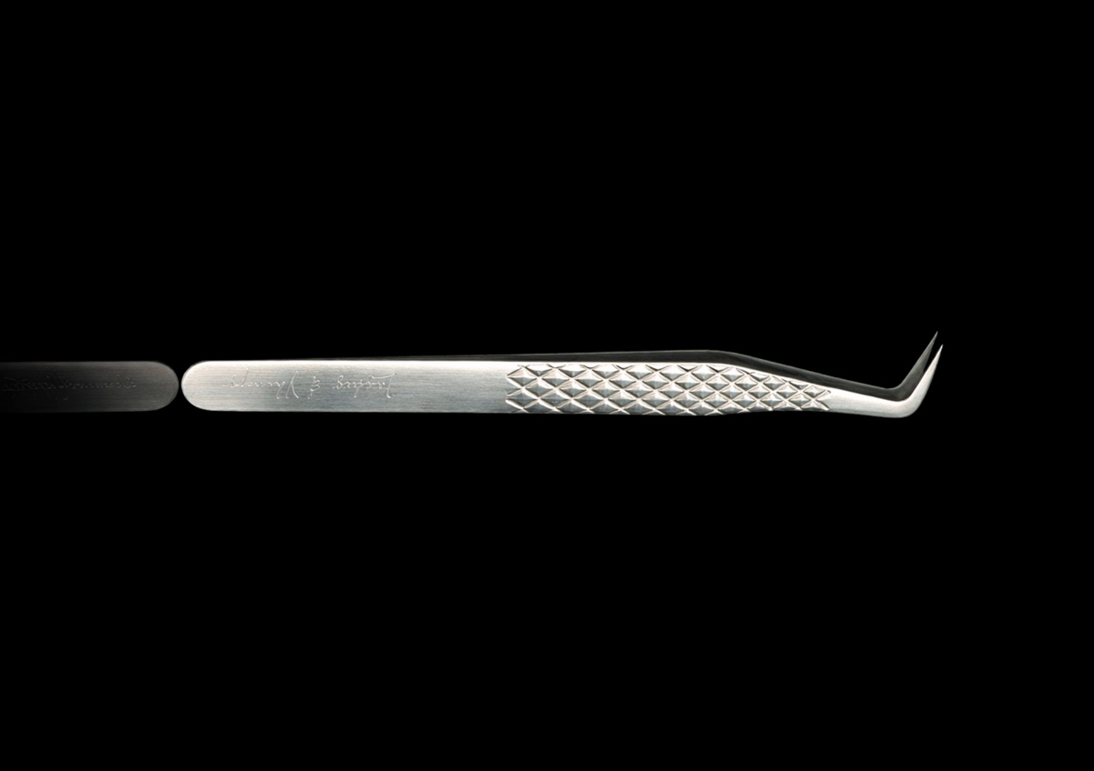 Volume curved boot tweezer