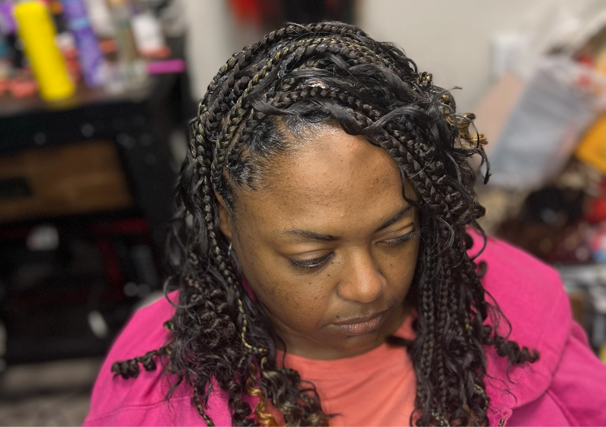 Short knotless with curly ends 