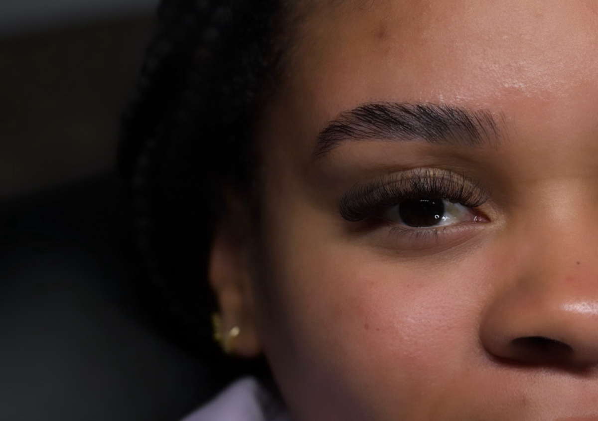 Brow Lamination with Tweeze