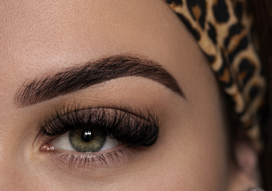 Brow tweeze with tint
