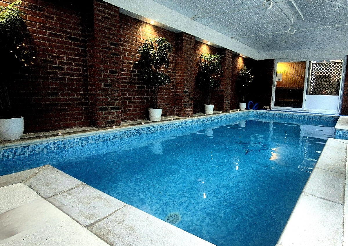 3 Adults pool and sauna hire