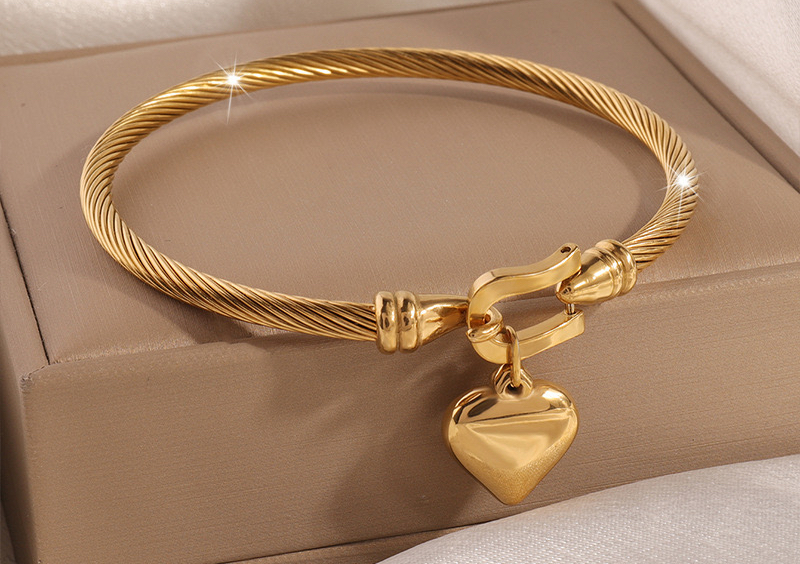 Pulsera de corazón dorada
