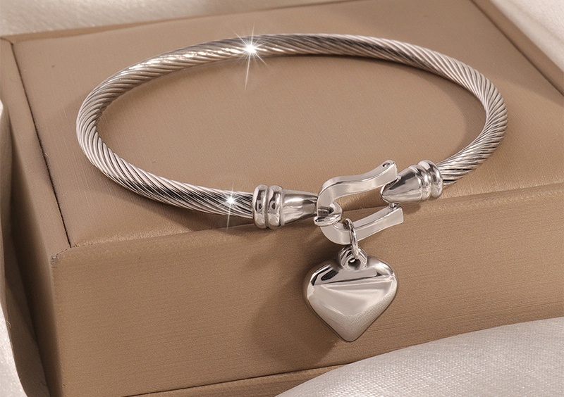 Pulsera de corazón plateado