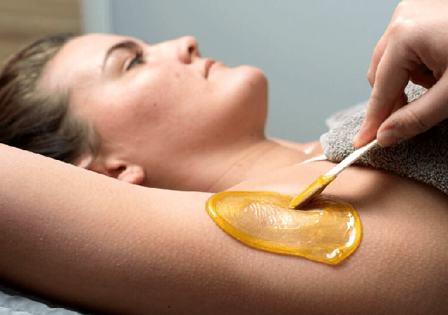 Under arm waxing (women only)