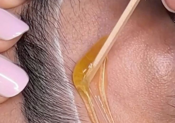 Depilacion de cejas con cera 