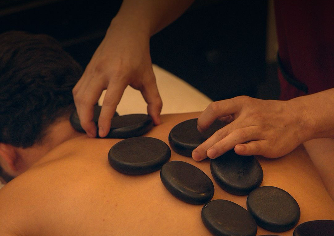 masaje con piedras calientes 