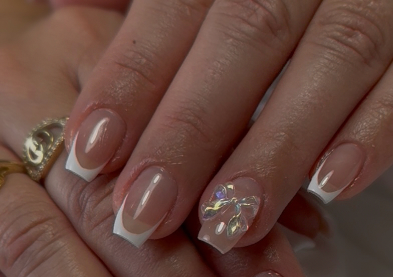 Poli gel en uñas naturales cortas 