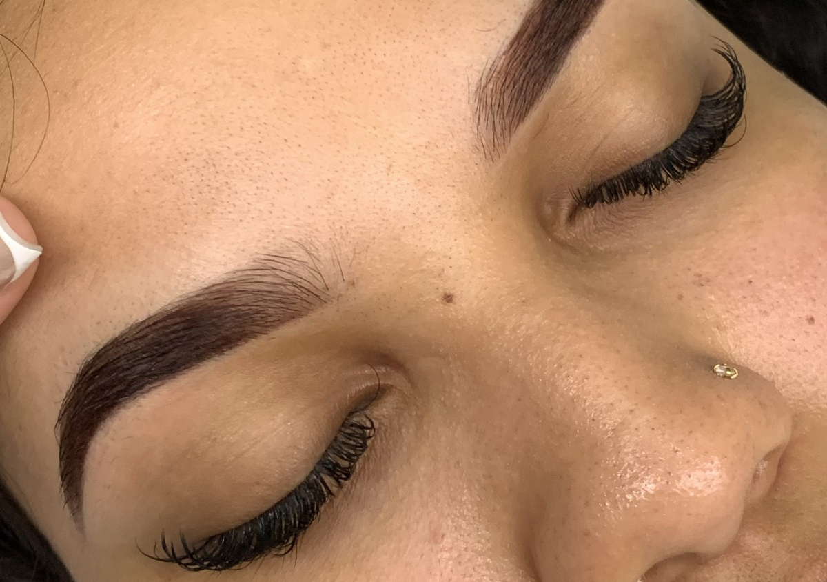 Estilismo y tintado de cejas 