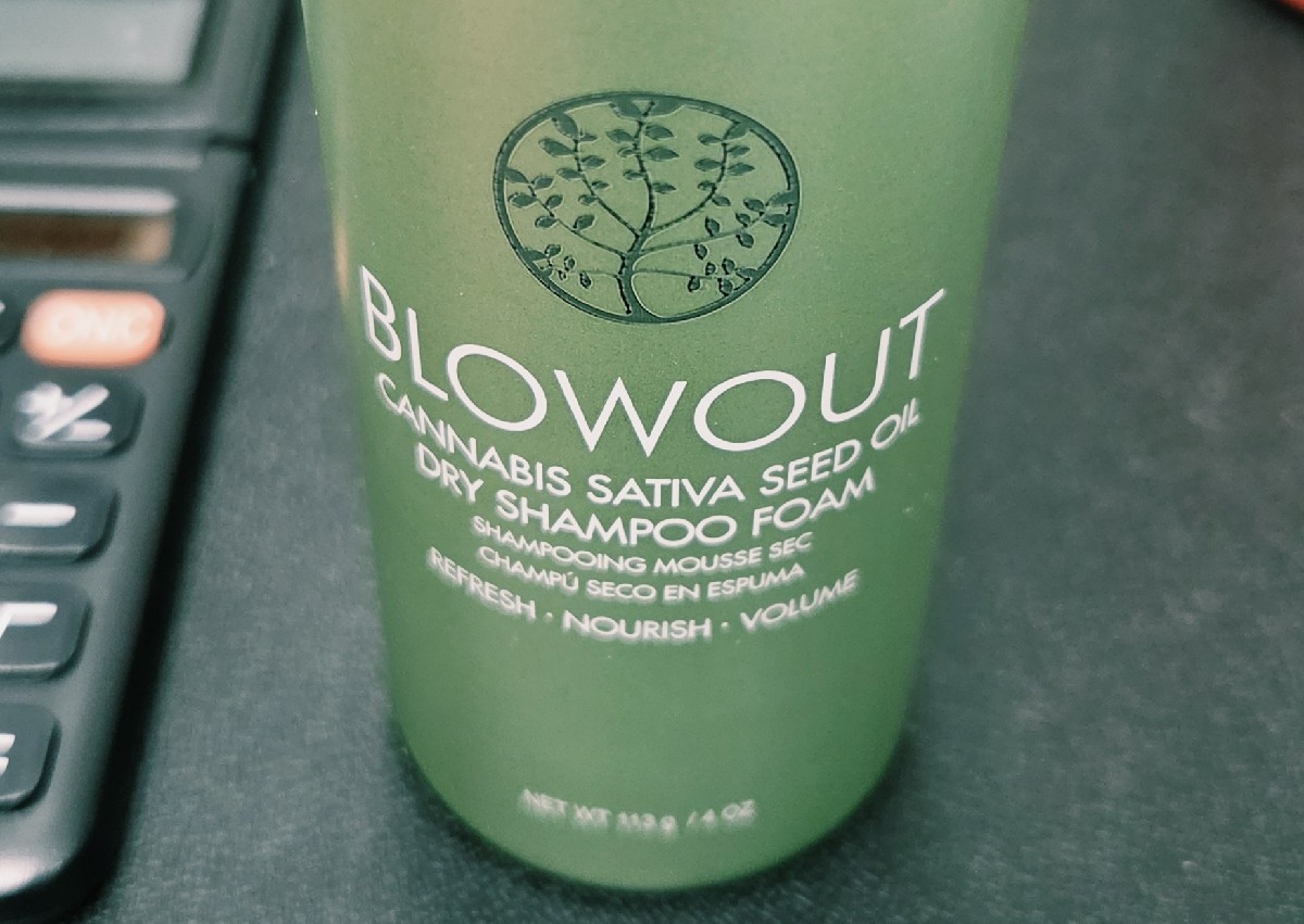 Surface blow out dry shampoo foam