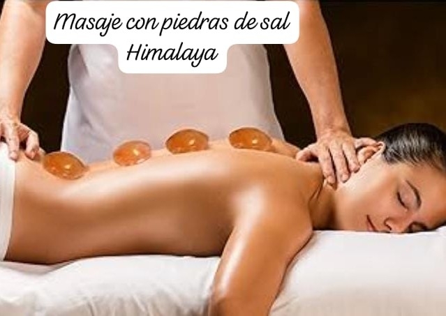 Masaje relajante con piedras de sal del himalaya