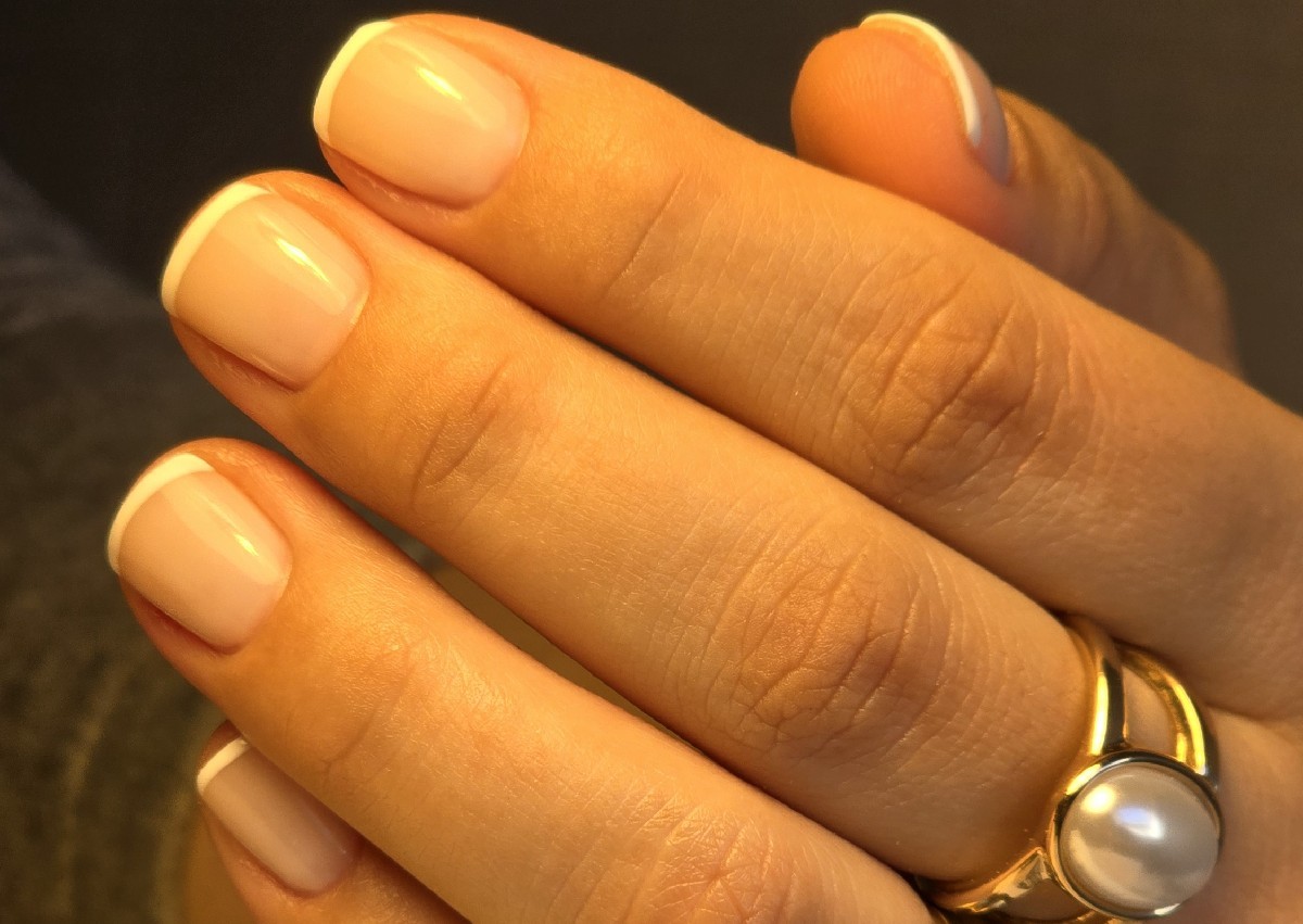 Rubber Base Gel Manicure (2/5)