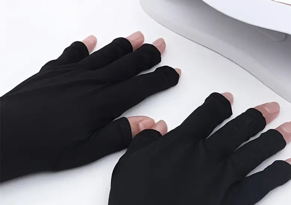 Uv light protective glove
